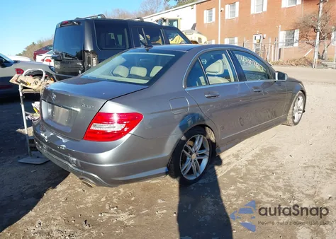 2012 Mercedes-Benz C 300 Sport 4Matic z USA, uszkodzony, nr VIN WDDGF8BB2CR229120